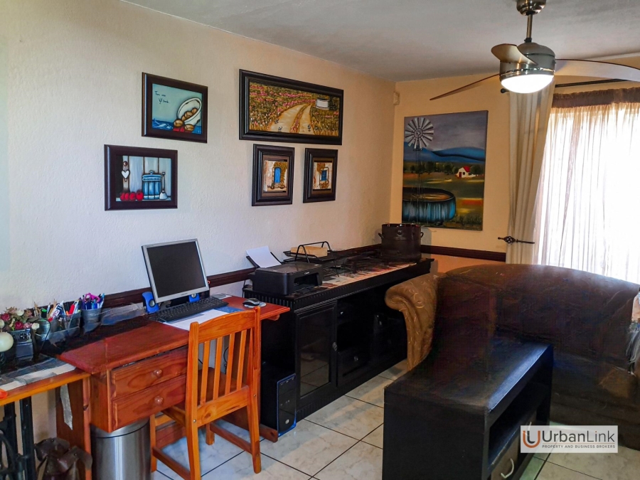 5 Bedroom Property for Sale in Mid Town North West